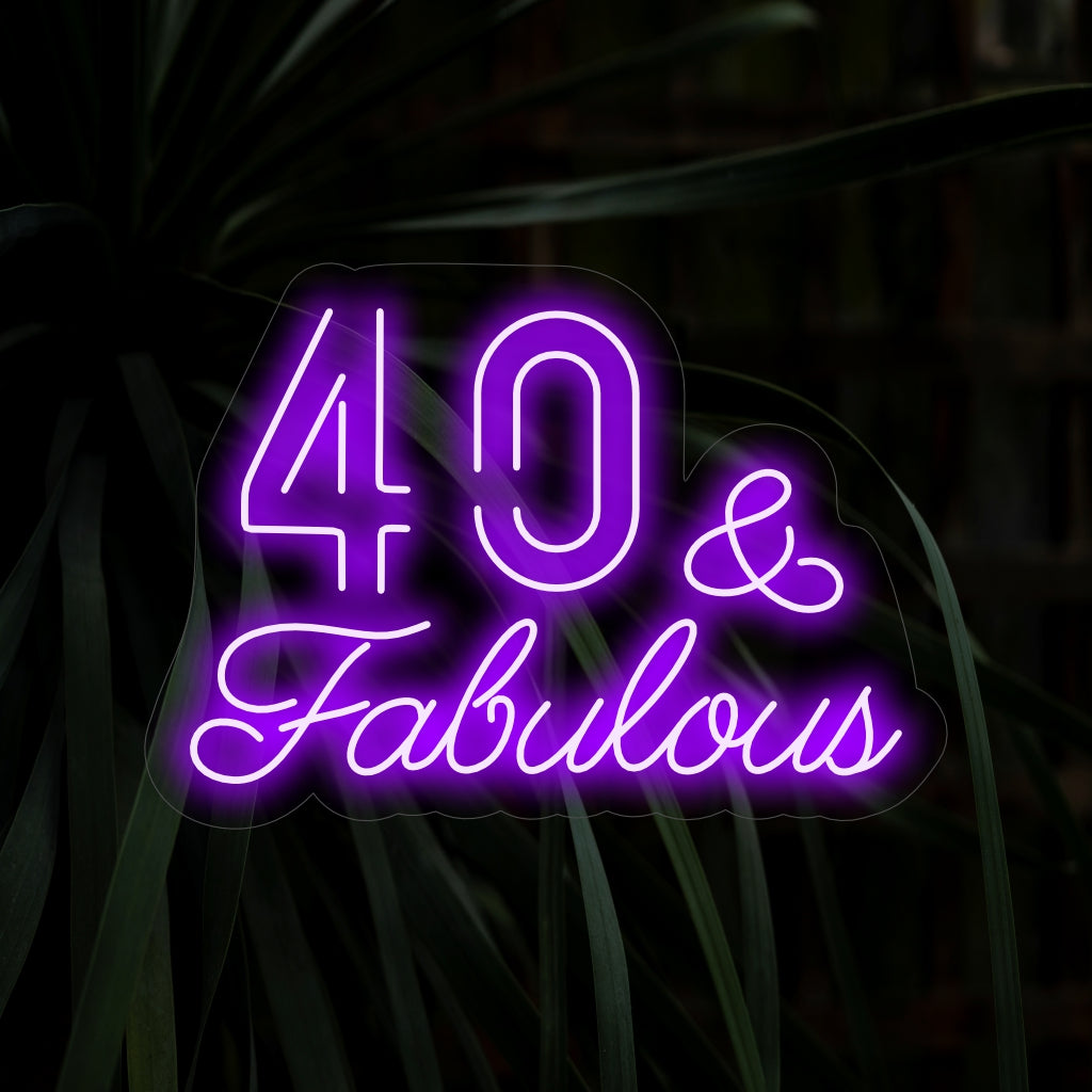 "40 & Fabulous Neoon Sign" lisab teie tähistamisele stiilsete kirjatüüpidega. Ideaalne vapustavaks 40. sünnipäevaks.