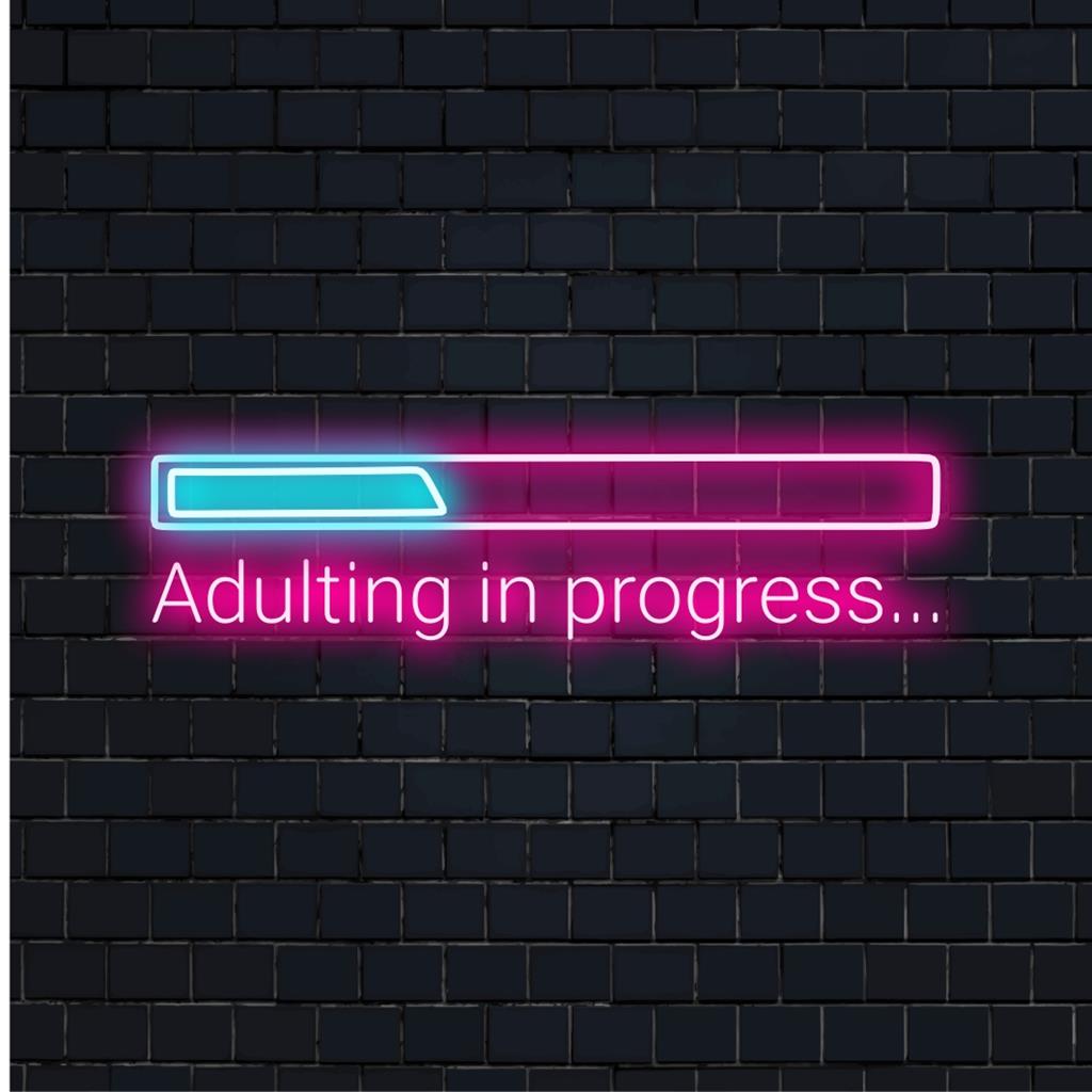 Adulting In Progress... Insegna al neon LED personalizzata con un carattere elegante, perfetta per decorazioni luminose al neon vivaci ed espressione artistica.