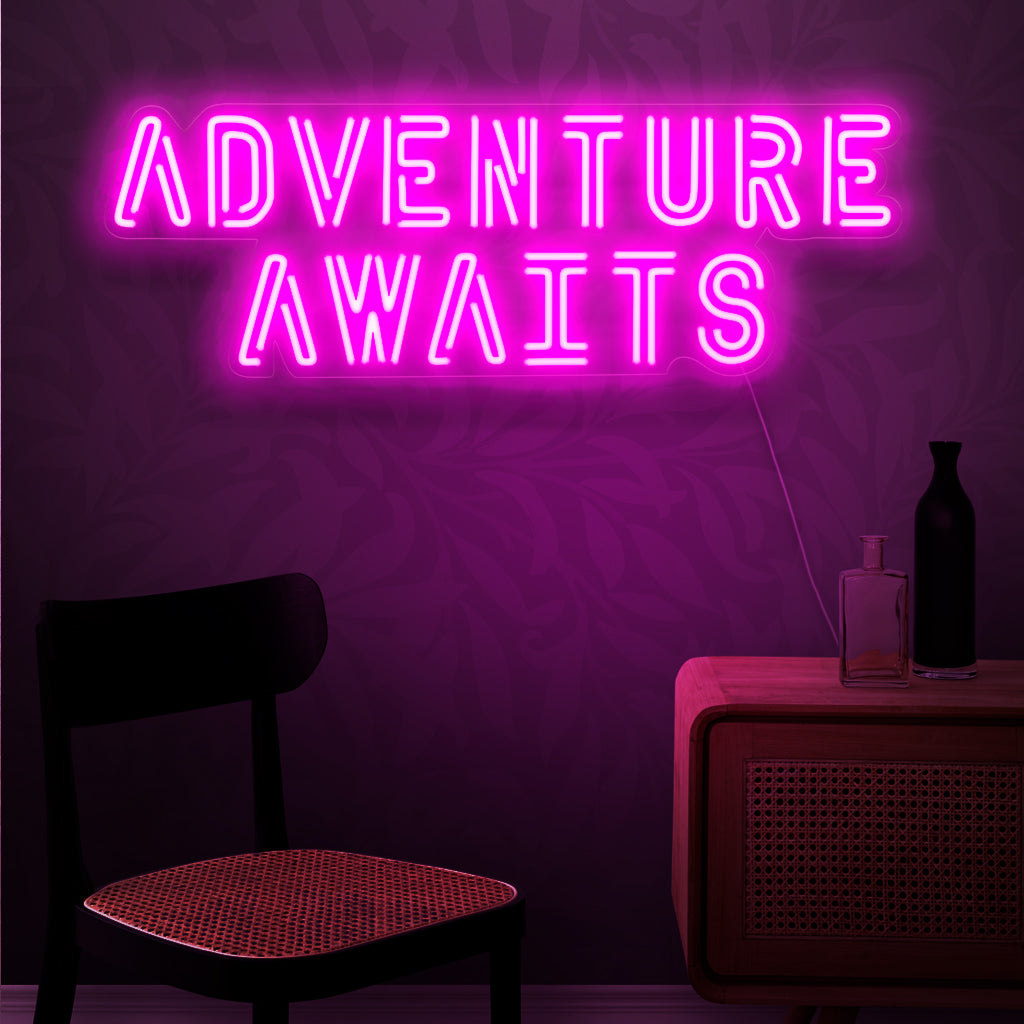 L'insegna al neon "Adventure Awaits" รจ un'aggiunta ispirata alla voglia di viaggiare per i tuoi interni a tema viaggio. Una luce al neon che stimola il senso di avventura e di esplorazione.