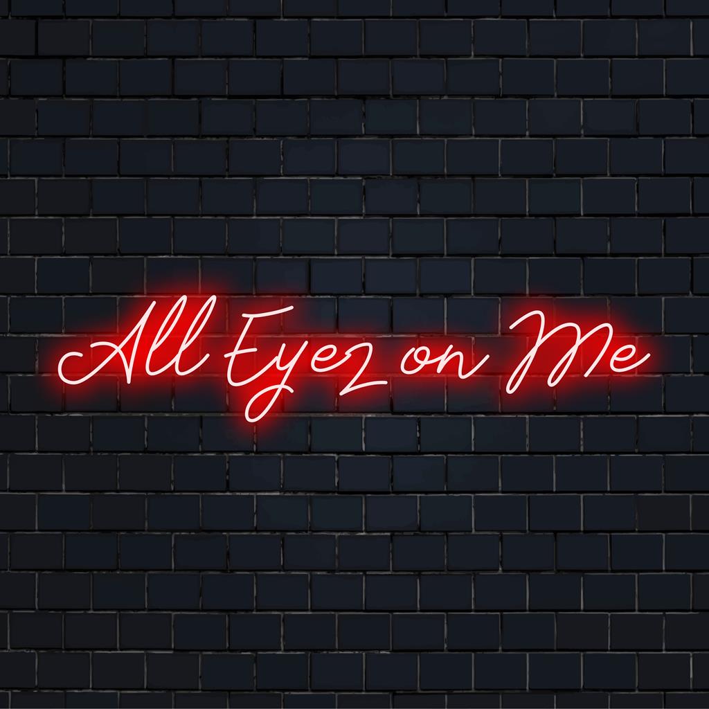 L'elegante scritta "All Eyez On Me" illumina il tuo spazio, unendo un tocco moderno a un tocco artistico. La perfezione del neon LED per qualsiasi arredamento.