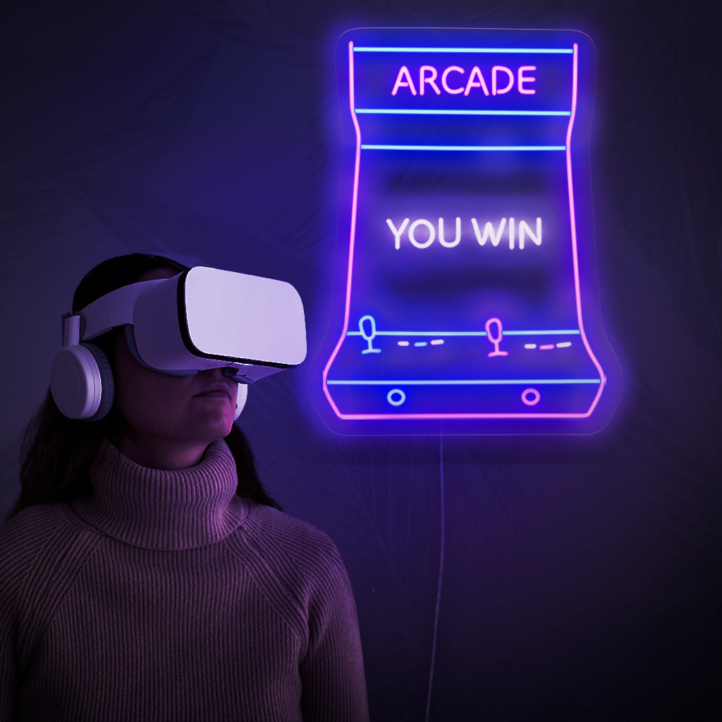 Μια φωτεινή επιγραφή νέον με τη λέξη «Arcade», που προκαλεί μια αίσθηση ρετρό παιχνιδιού και προσθέτει μια νότα νοσταλγικής γοητείας σε κάθε χώρο