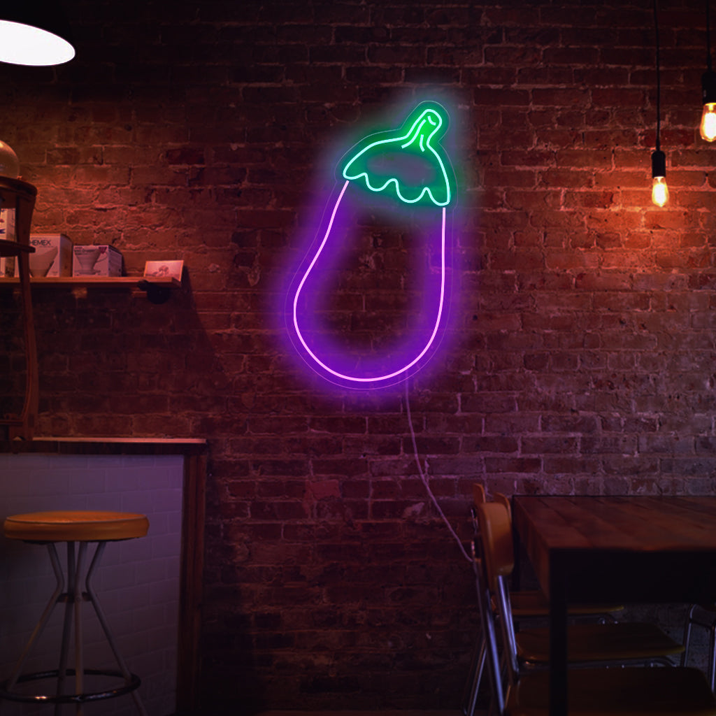 "Aubergine Neon Sign" - Ένα μοναδικό φως νέον που παρουσιάζει την αναπαράσταση μιας μελιτζάνας, εμπνέοντας γαστρονομική γοητεία και ζωντάνια στη διακόσμηση της κουζίνας ή της τραπεζαρίας σας.