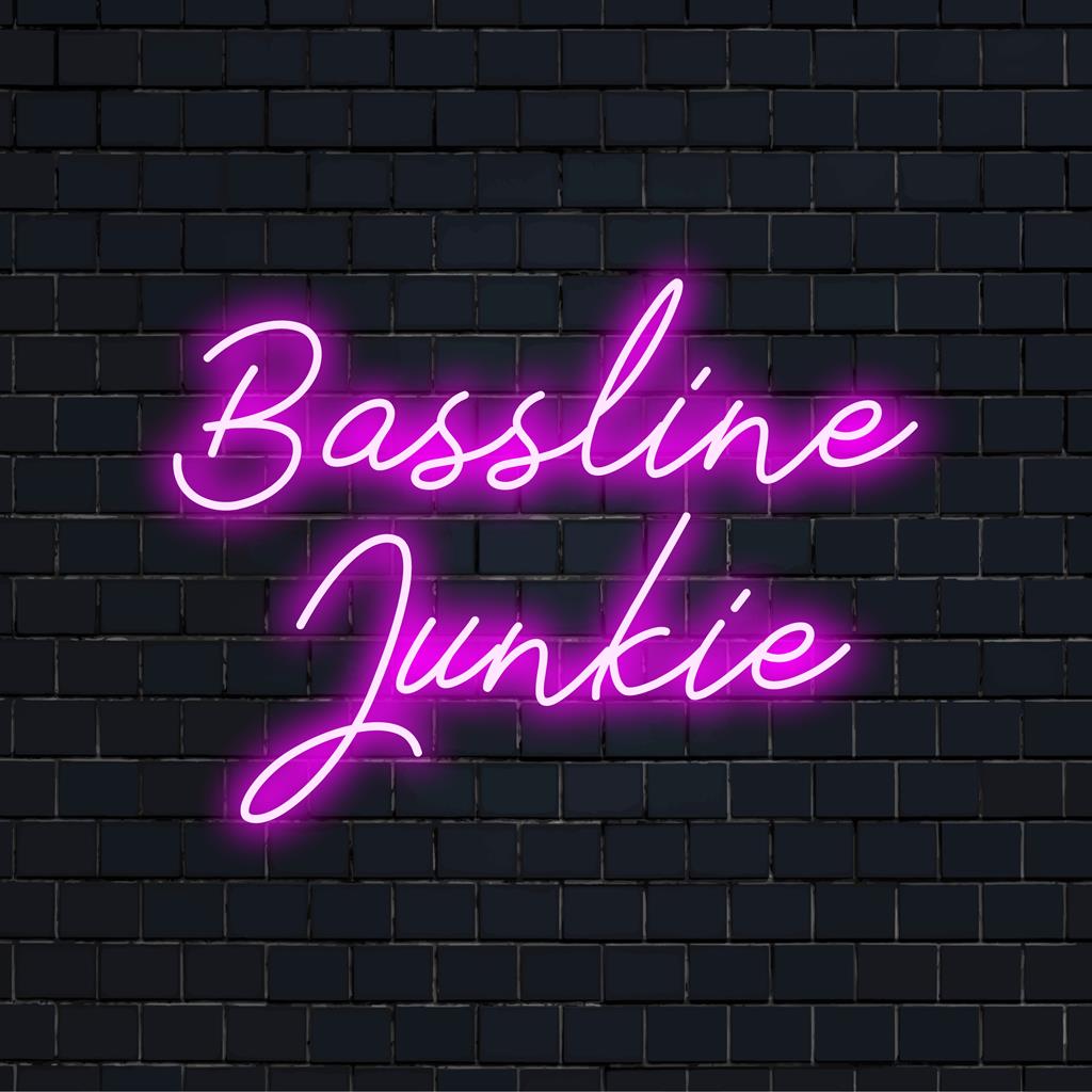 LED neonskilt med dynamisk 'Bassline Junkie' typografi, designet til energiske rum. Brugerdefineret LED-indretning til musikelskere.