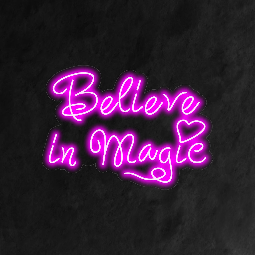 „Believe In Magic Neon Sign” este un plus capricios și încântător pentru interiorul tău cu tematică fantezie. O lumină de neon care încurajează credința în magie și mirare.