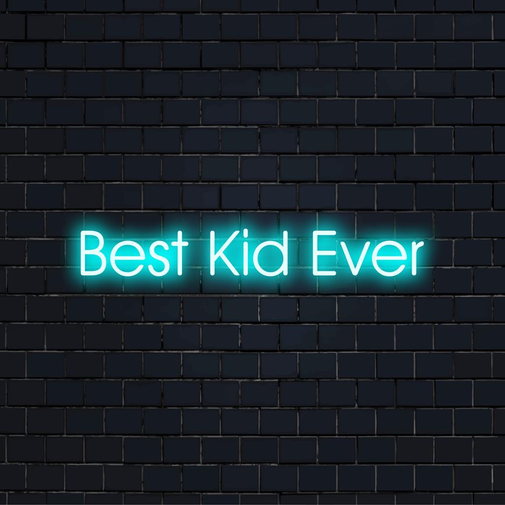 Vlastní LED neonový nápis s textem Best Kid Ever zářivě zářící; ideální pro personalizované neonové nástěnné umění.