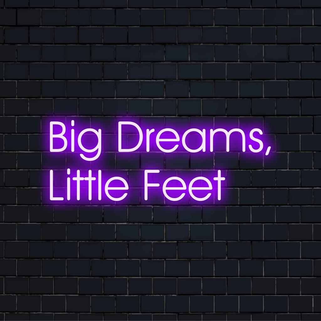 Insegna al neon a LED con la frase Big Dreams, Little Feet in una luce soffusa; perfetta per aggiungere un tocco fantasioso a qualsiasi spazio.