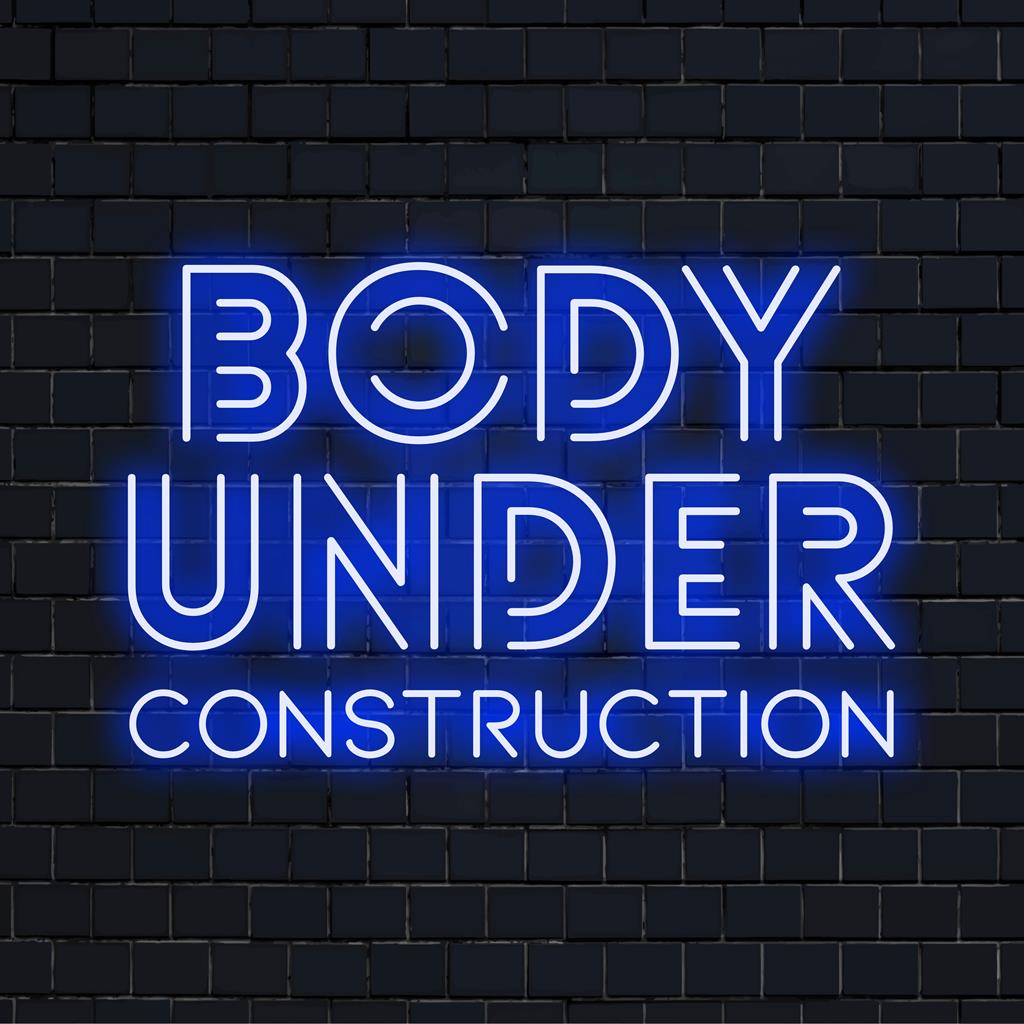 Semn neon cu LED personalizat cu textul Body Under Construction, promovând motivația și arta neon personalizată.