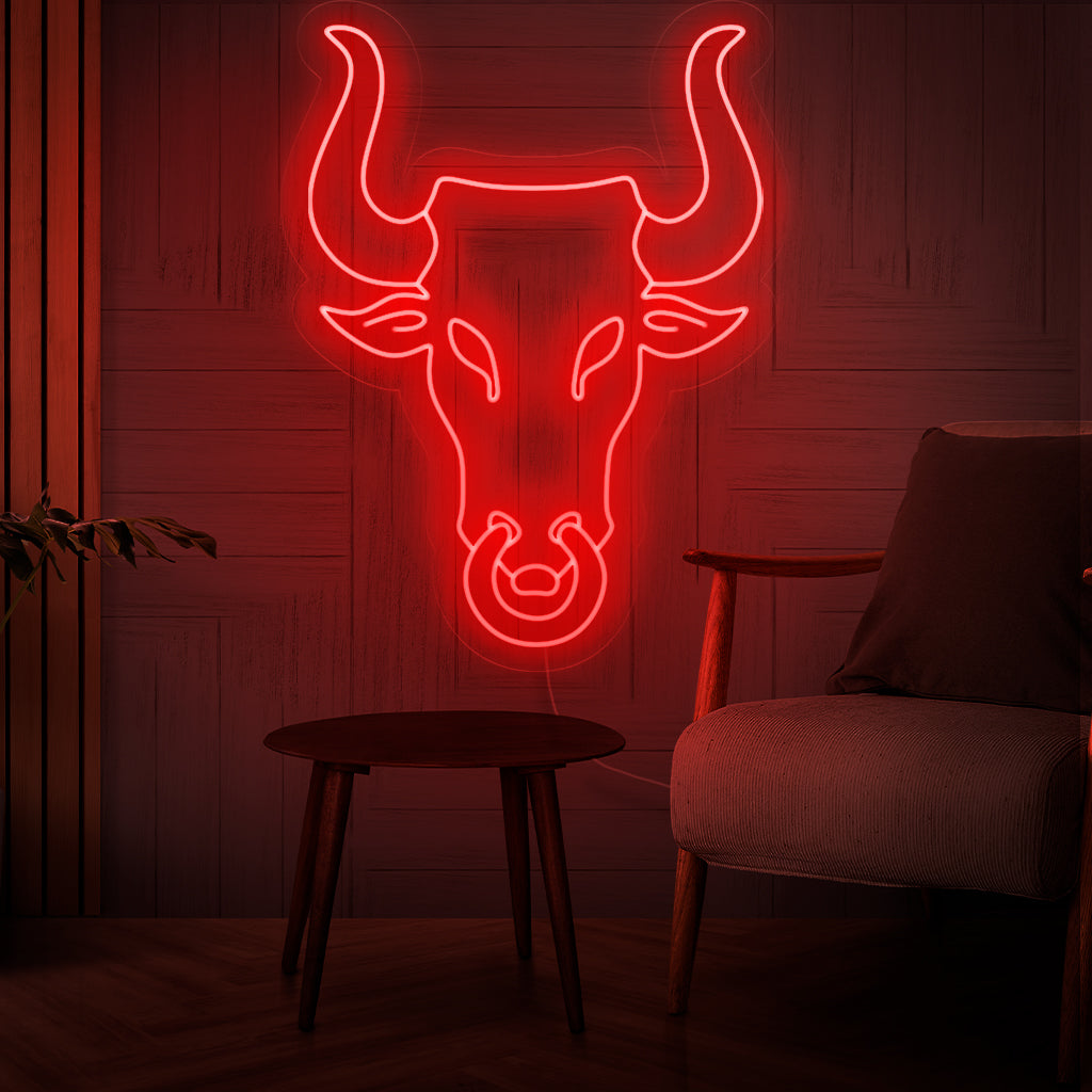 „Bull’s Head Neon Sign” – O lumină neon îndrăzneață care prezintă imaginea emblematică a unui cap de taur, infuzând putere, hotărâre și farmec de sud-vest în spațiul tău de locuit.