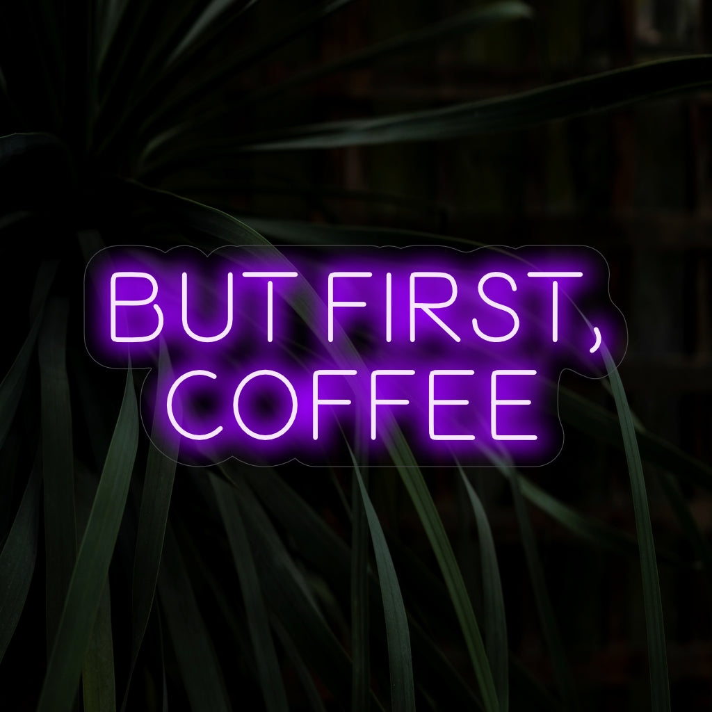 L'insegna al neon "But First, Coffee" trasmette la perfetta atmosfera mattutina con l'icona di una tazza fumante, ricordandoti di dare priorità alla tua dose di caffè. Ideale per gli amanti del caffè e per le atmosfere accoglienti dei bar.