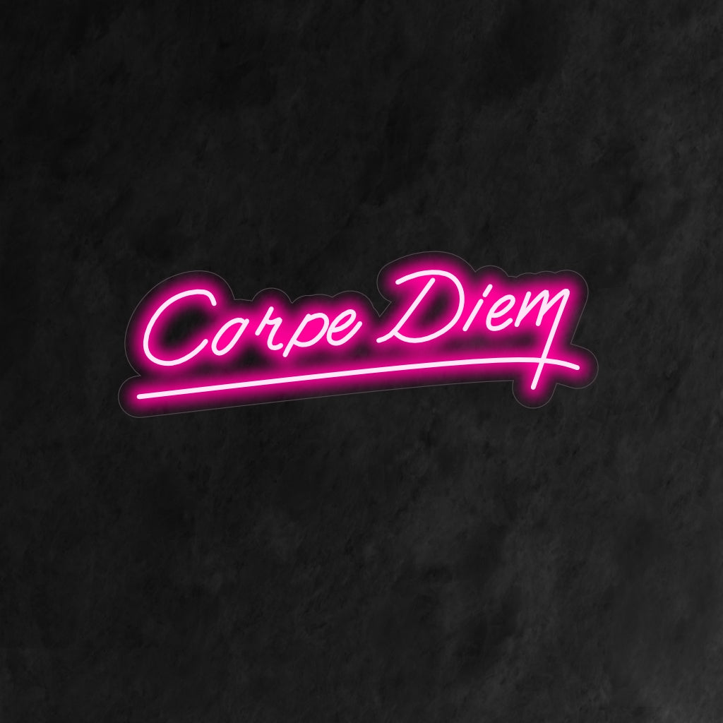 Το "Carpe Diem Neon Sign" είναι μια εμπνευσμένη και παρακινητική προσθήκη στο εσωτερικό σας. Ένα φως νέον που ενσαρκώνει το διαχρονικό μήνυμα του «Seize the Day».