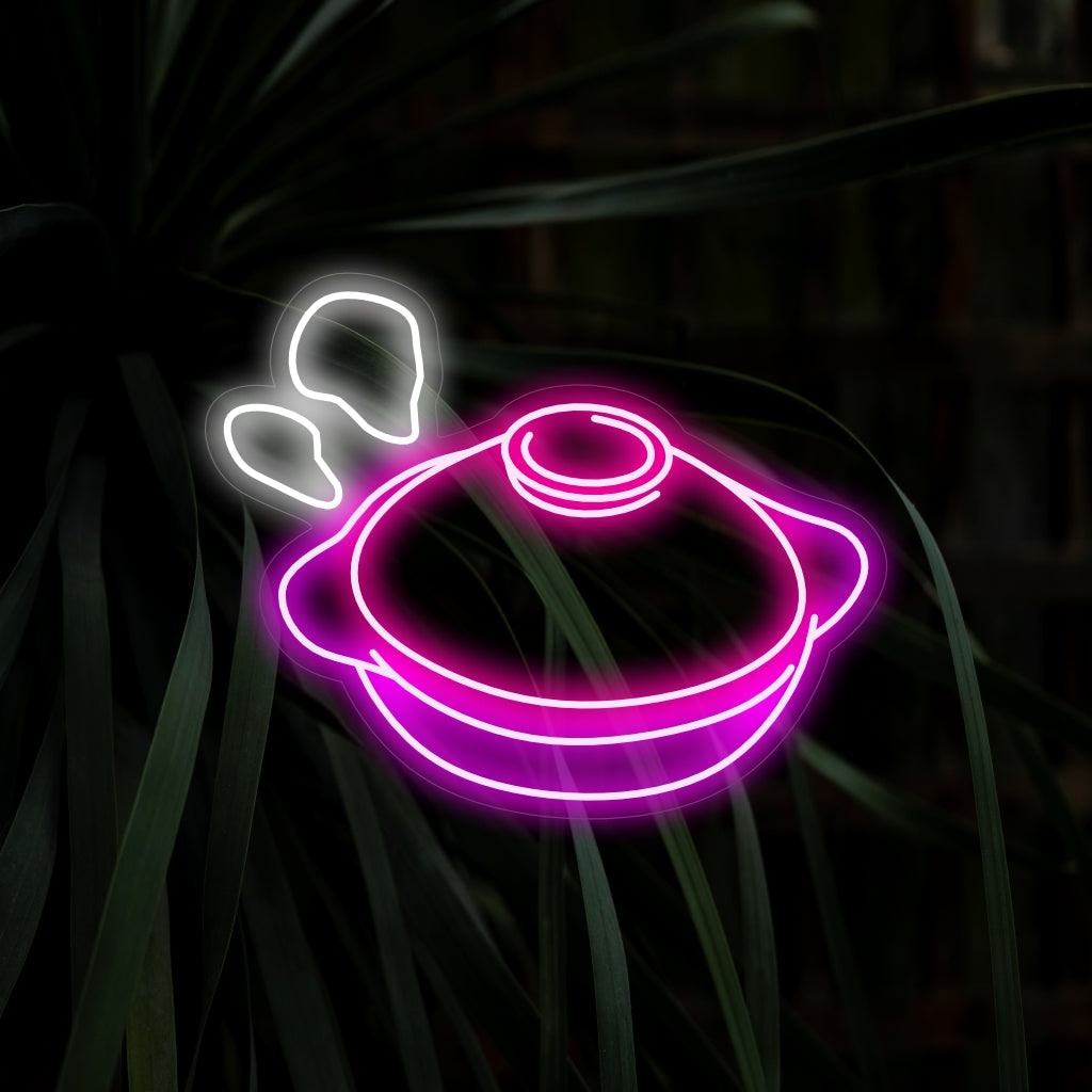 "Clay Cooking Pot Neon Sign" er en smagfuld tilføjelse til køkkenindretningen, med den charmerende afbildning af en lergryde, der udsender røg. Oplys dit rum med den varme og indbydende stemning i dette kulinarisk inspirerede neonlys.