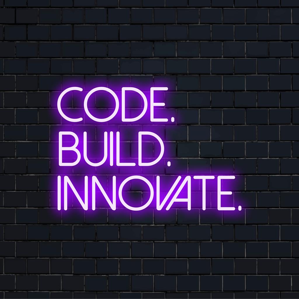 Πινακίδα νέον LED που παρουσιάζει Code, Build, Innovate - τολμηρές και ζωντανές λέξεις, ιδανικές για προσωπική έμπνευση και διακόσμηση.