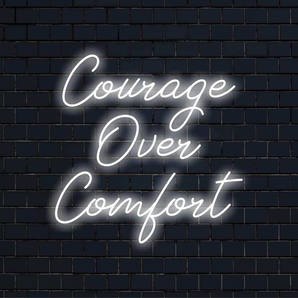 Προσαρμοσμένη πινακίδα νέον LED με ανάγνωση Courage Over Comfort, ιδανική ως κινητήρια τέχνη τοίχων από νέον ή μοναδική διακόσμηση με φως νέον.