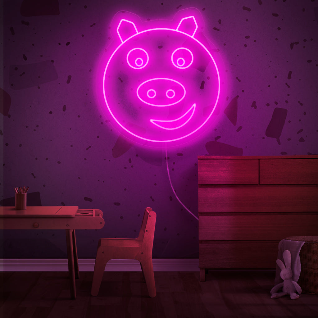 „Cute Pig Neon Sign“ se rozzáří neonovou září a naplní váš prostor hravými a roztomilými vibracemi, které jsou ideální pro vytvoření přátelské a příjemné atmosféry.
