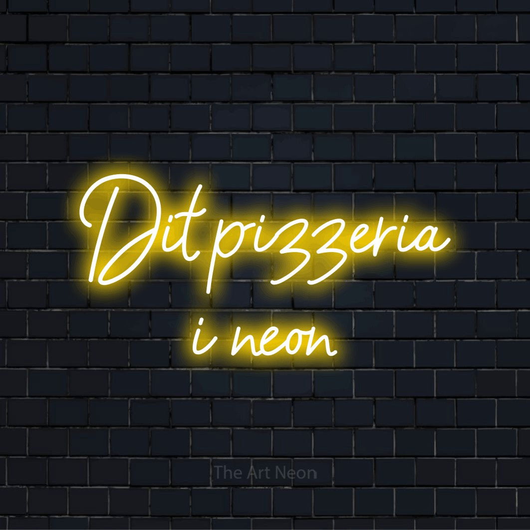 Personligt neonskilt med teksten “Dit pizzeria i neon” på en sort murstensvæg