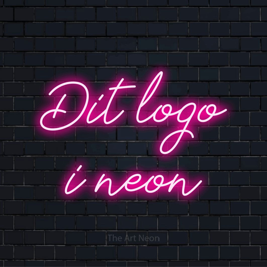 Personligt neonskilt med teksten “Dit logo i neon” på en sort murstensvæg