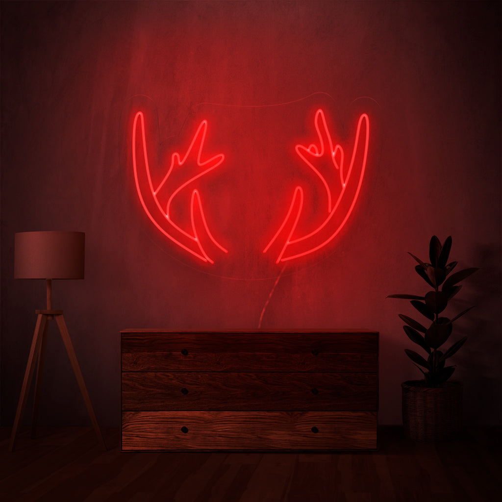 "Deer Horns Neon Sign" süttib rustikaalse säraga, tuues teie ruumi õue taltsutamatu ilu, mis sobib suurepäraselt loodushuvilistele ja maalähedaste teemadega keskkondadele.