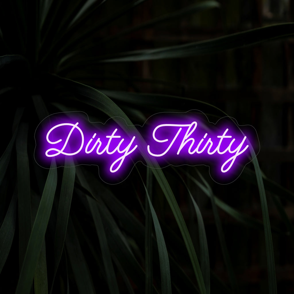 „Dirty Thirty Neon Sign“ se rozzáří živou září a naplní oslavu hravou a temperamentní atmosférou, která je ideální pro oslavu milníku třicítky.