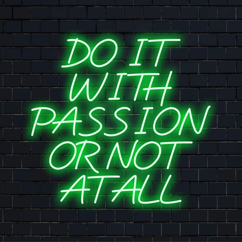 Specialfremstillet LED-neonskilt med teksten "Do It With Passion or Not At All" til en levende og motiverende indretning.