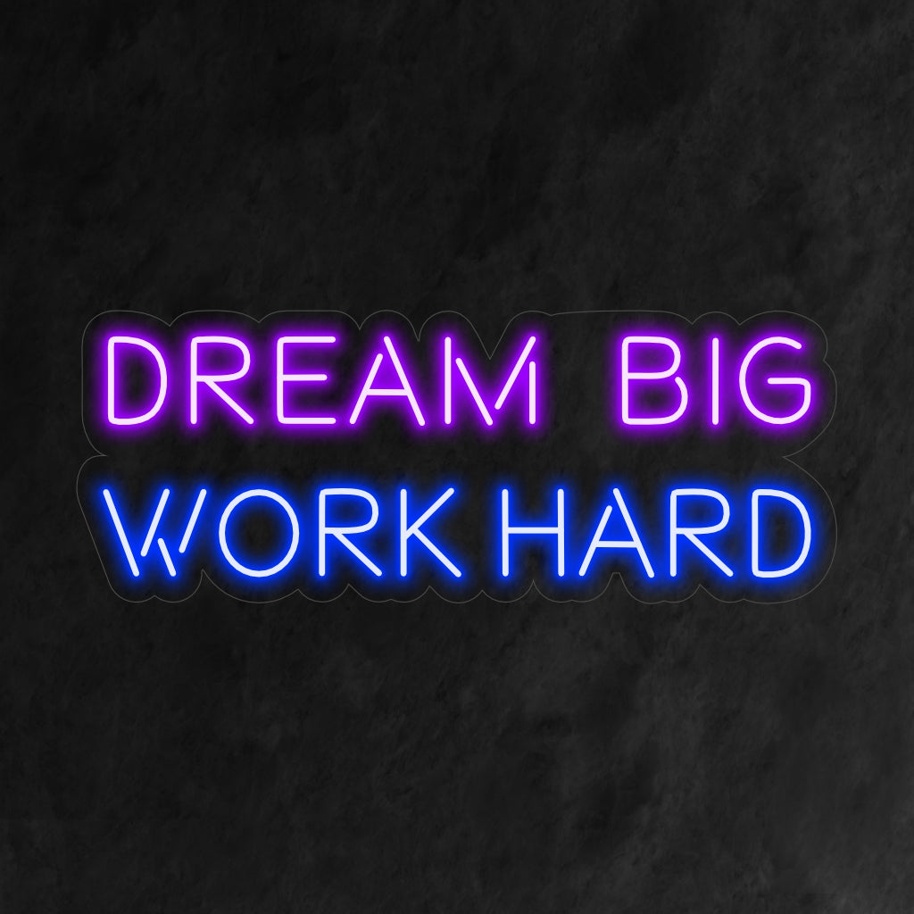 „Dream Big Work Hard Neon Sign” se luminează cu o strălucire puternică, combinând visele cu determinarea, făcându-l perfect pentru spațiile care celebrează o etică puternică a muncii și o inspirație puternică.