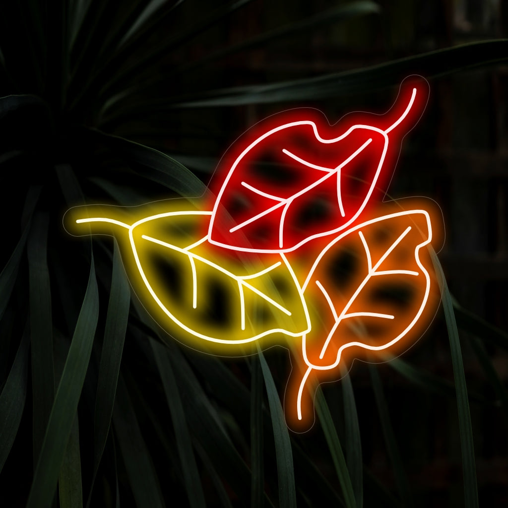 "Fall Leaves Neon Sign" lyser op med varme efterårsnuancer, ideel til sæsonbestemt indretning og rum, der fejrer efterårets skønhed, hvilket skaber en hyggelig og indbydende atmosfære.