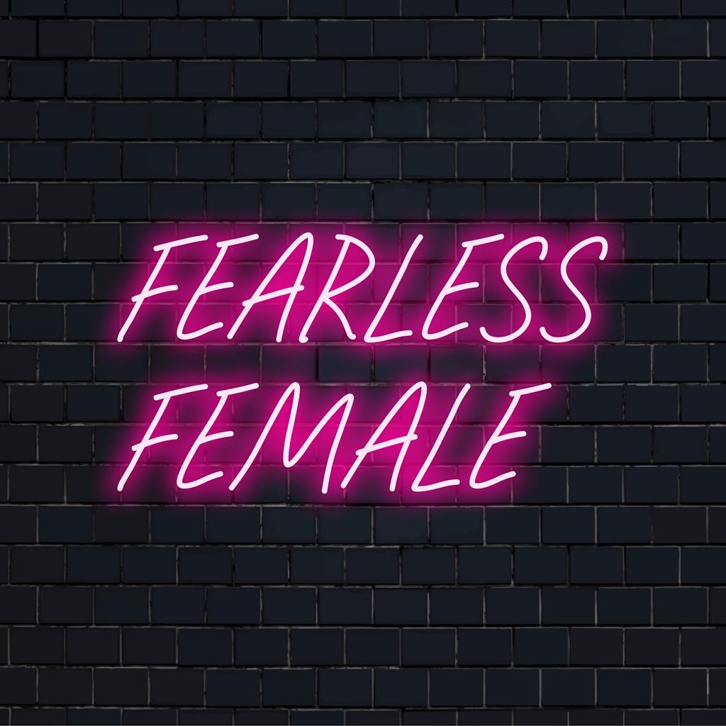Letrero de neón LED hecho a medida con la frase Fearless Female en letra brillante para decoración de pared moderna y arte de luz de neón empoderador.
