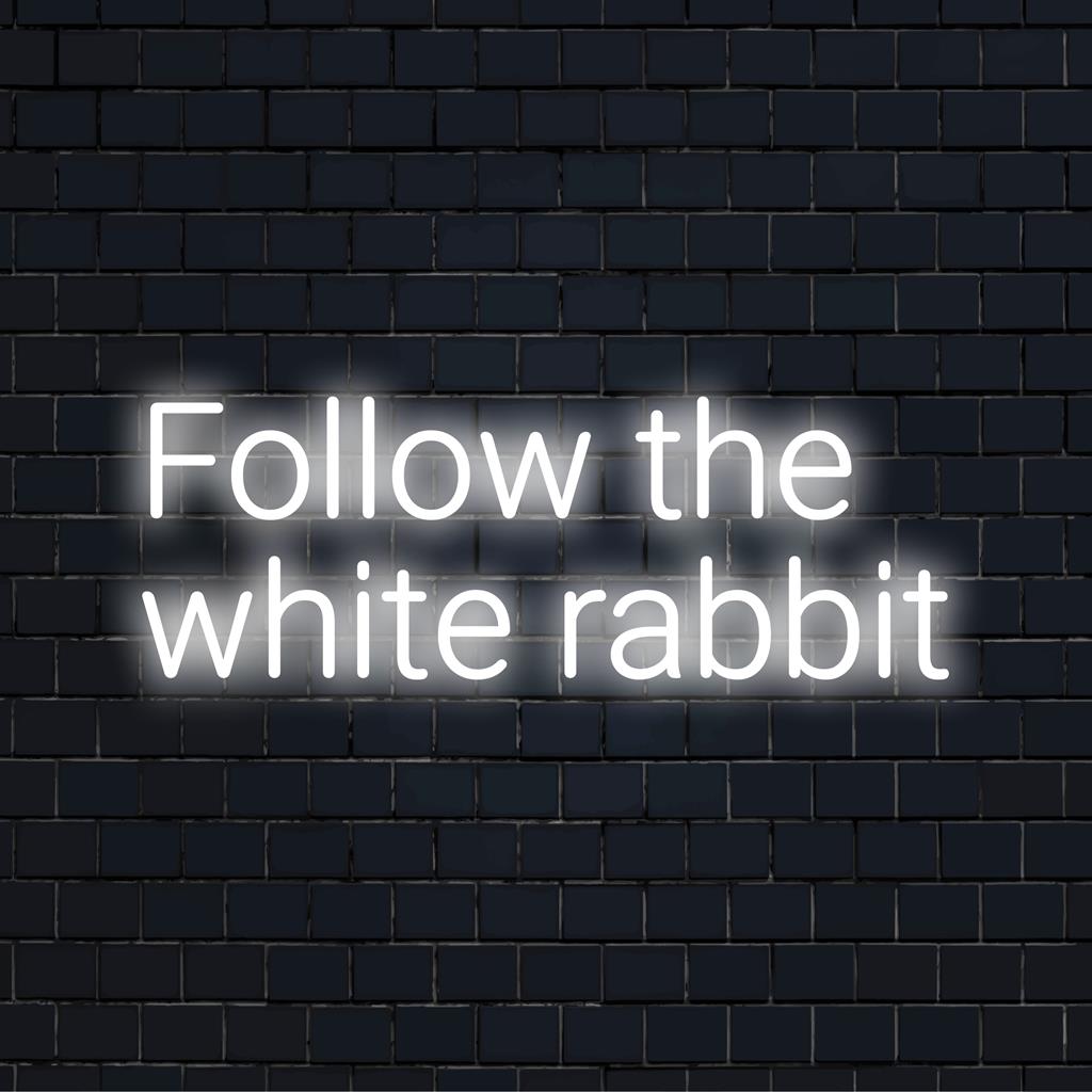 Kohandatud LED-neoonsilt, millel on kirjas kiri Follow The White Rabbit, millel on helendavad valged tähed. Ideaalne unikaalseks neoonseinakunstiks.