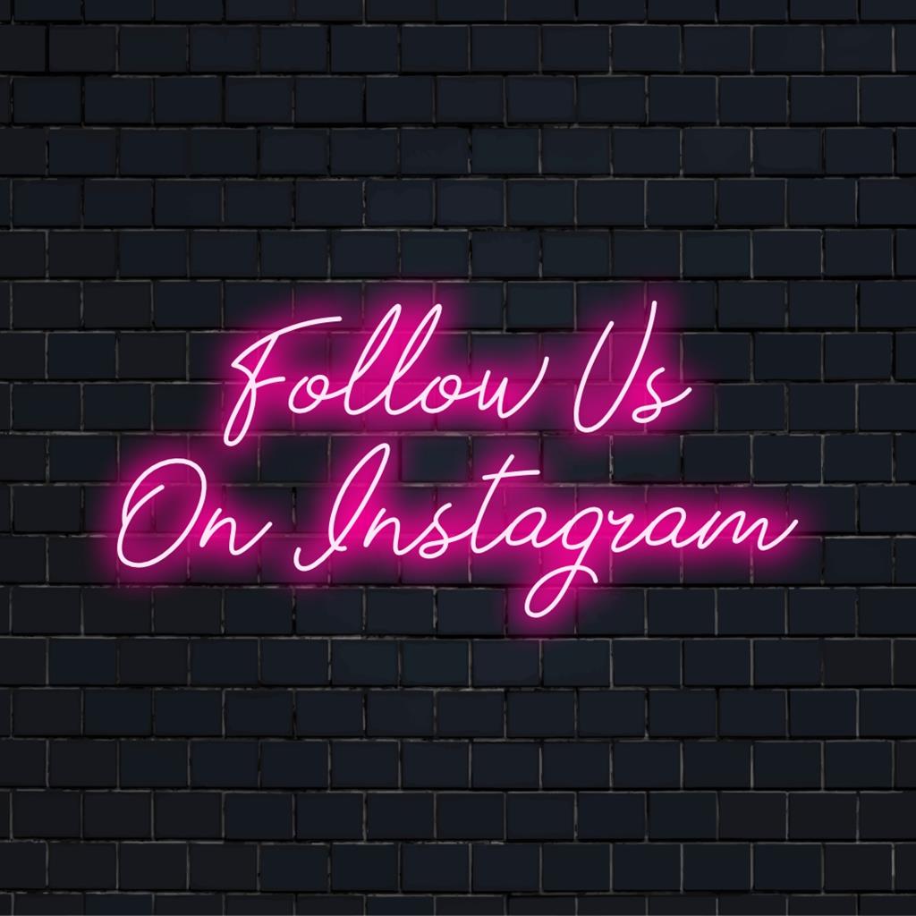 Προσαρμοσμένο φως LED νέον με κείμενο Follow Us On Instagram, ιδανικό για διακόσμηση επωνυμίας και προσθήκη μοντέρνας πινελιάς σε κάθε χώρο.