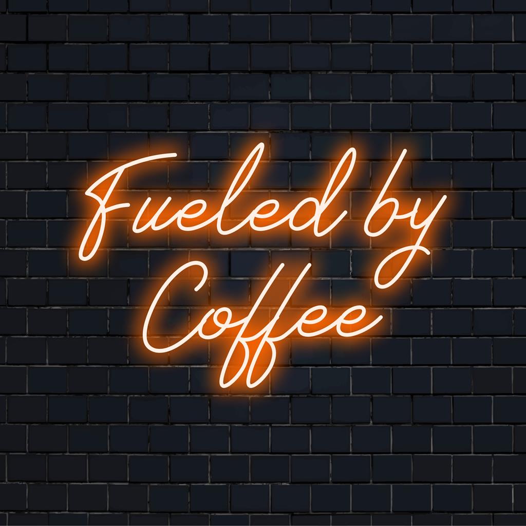 Insegna al neon a LED personalizzata con la scritta "Fueled by Coffee". Un'opera d'arte al neon perfetta per gli amanti del caffè.