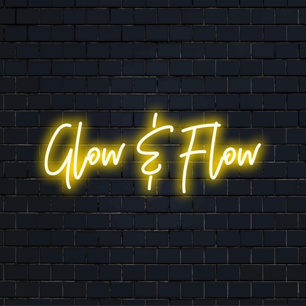 Πινακίδα νέον LED από το Glow And Flow, που παρουσιάζει προσαρμοσμένη τέχνη νέον για ζωντανούς προσωπικούς χώρους. Ιδανικό για μοναδική διακόσμηση εσωτερικών χώρων.