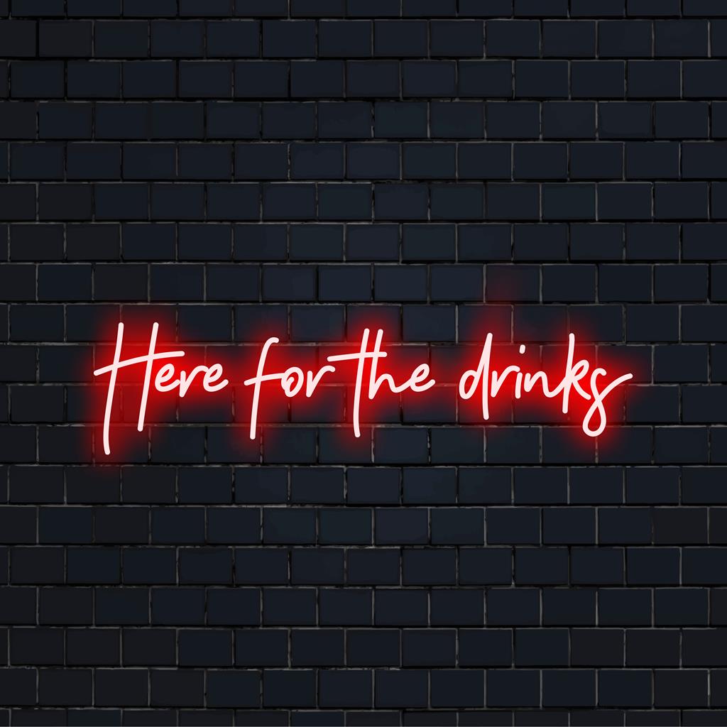 Kohandatud LED-neoonmärk mängulise Here For The Drinks tekstiga; ideaalne neoonvalgus sisustus baaride või koosviibimiste jaoks.