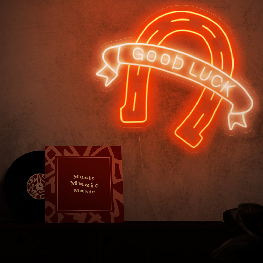 "Insegna al neon a ferro di cavallo": simbolo di fortuna e fascino, questa luce al neon è l'aggiunta perfetta a bar e casinò, aggiungendo un tocco di fortuna e stile a un'atmosfera vivace e invitante.