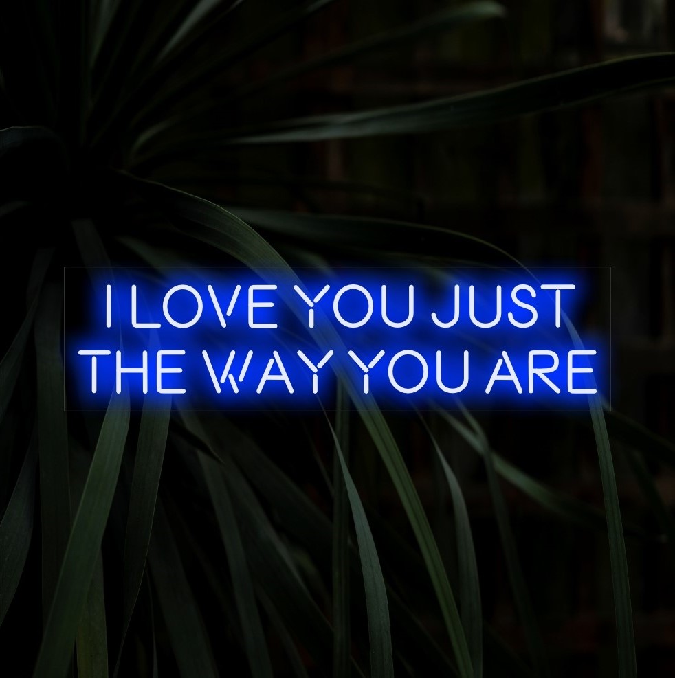 "I Love You Just The Way You Are Neon Sign" - Μια εγκάρδια και ρομαντική προσθήκη, που χαρακτηρίζει μια διαχρονική δήλωση αγάπης, δημιουργώντας μια ζεστή και οικεία ατμόσφαιρα για γιορτές αγάπης.