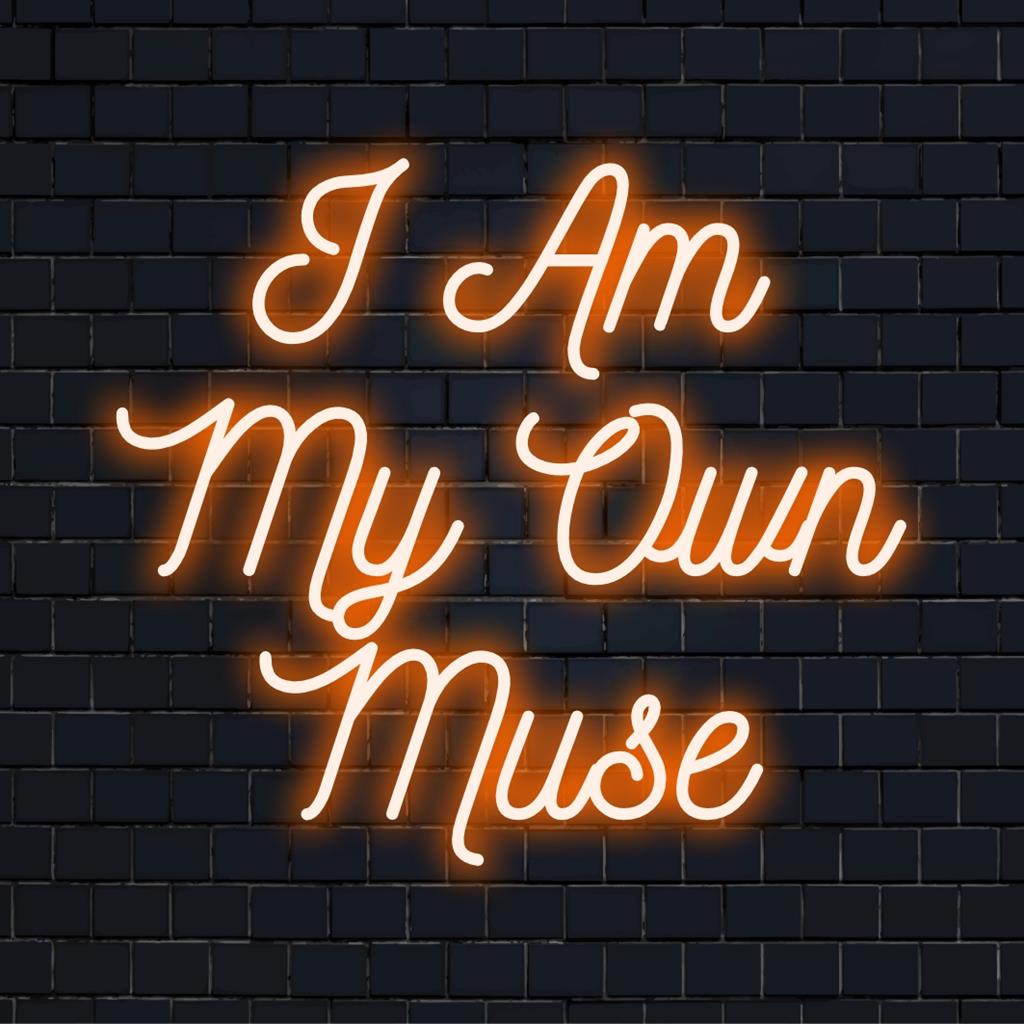 Jaskrawy neon LED z napisem „I Am My Own Music” doskonale sprawdzi się jako spersonalizowany cytat lub dekoracja ścienna.