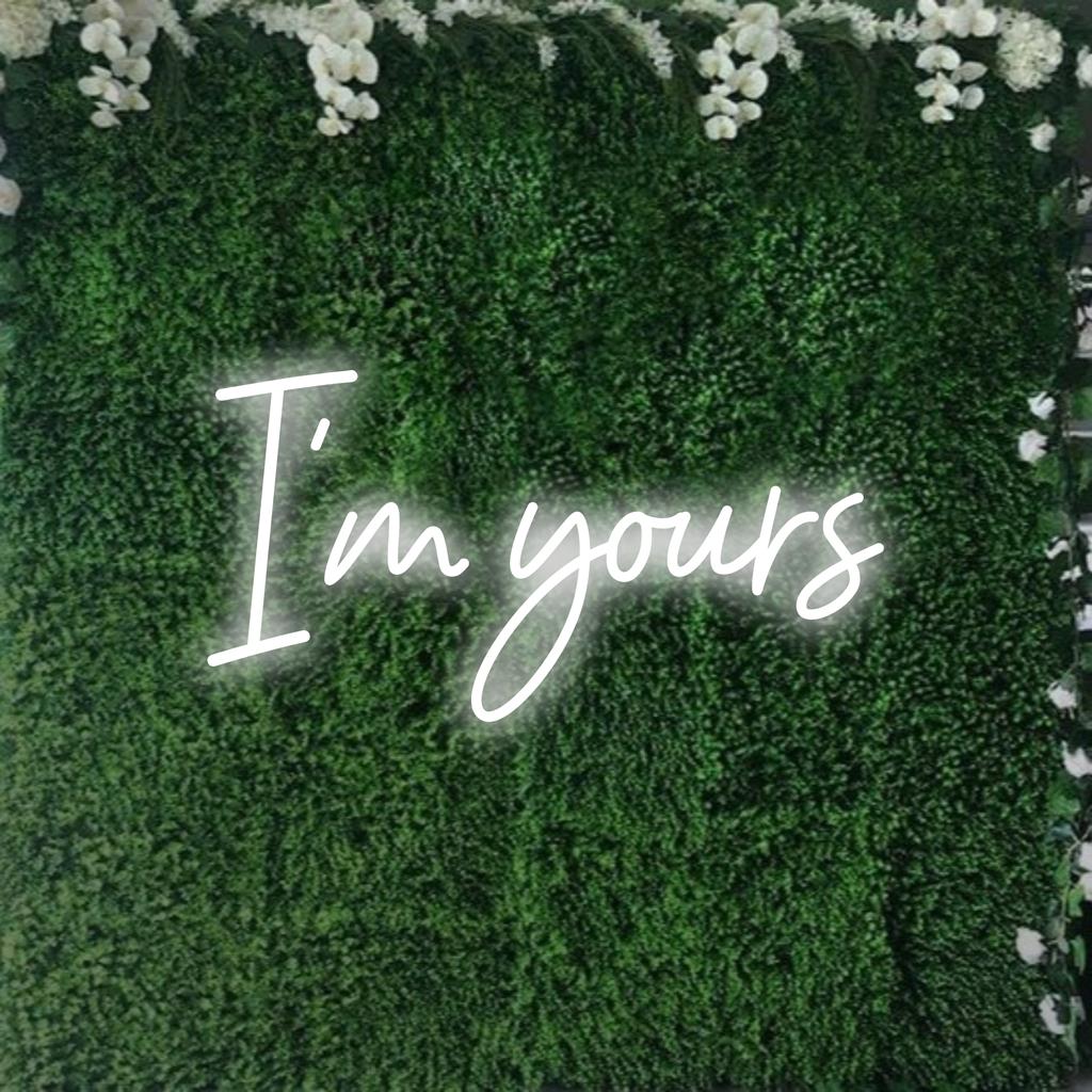 Enseigne au néon LED élégante avec « I'm Yours » dans une écriture élégante, brillant chaleureusement comme un art de décoration au néon personnalisable.