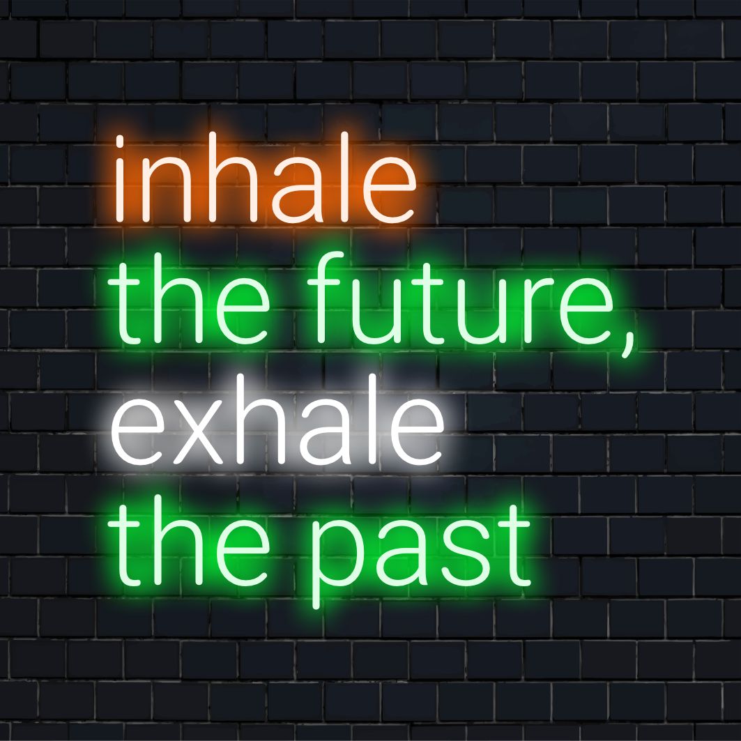 Inhale The Future, Exhale The Past Panneau néon LED avec lettrage élégant pour un art mural moderne et une décoration inspirante.