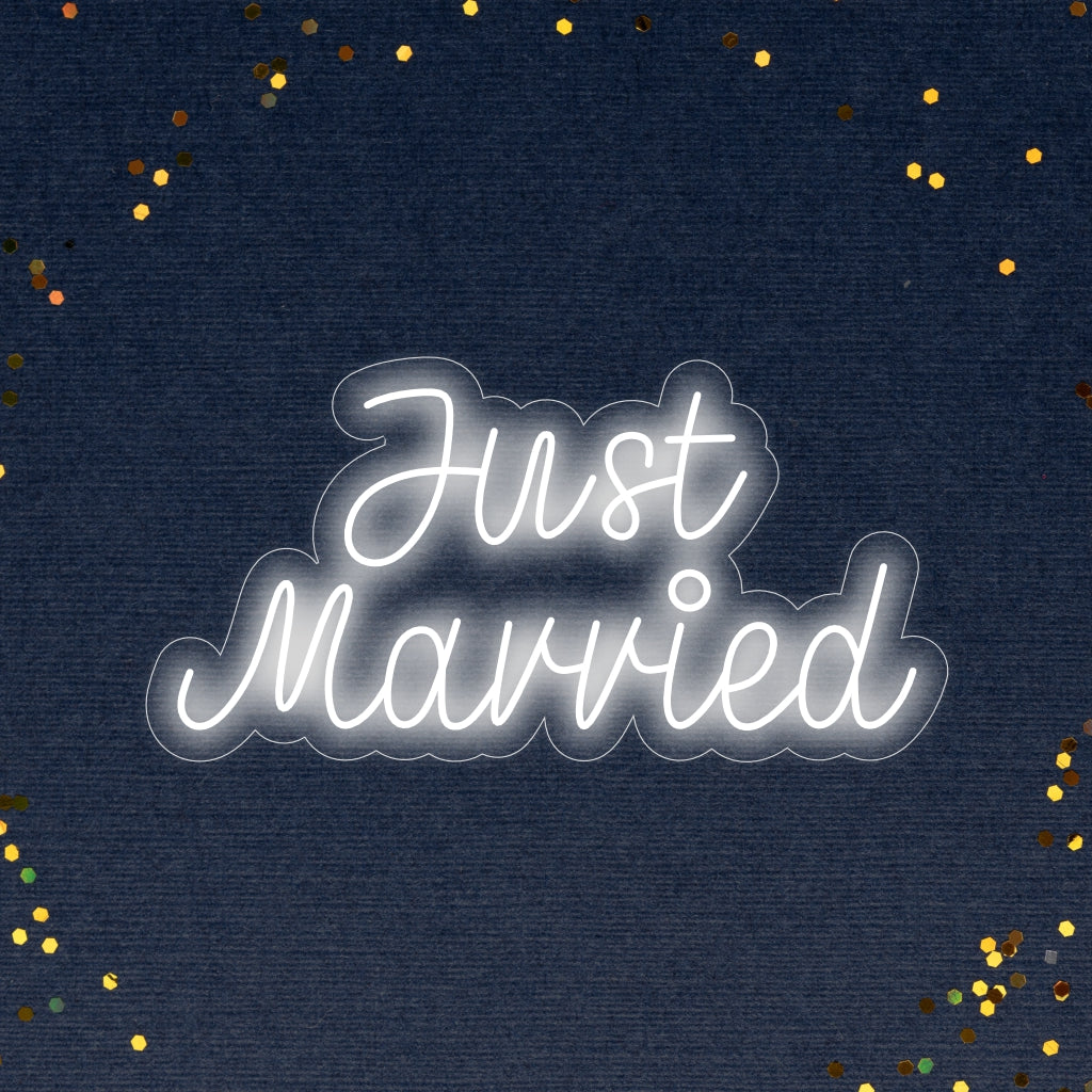 "Just Married Neon Sign" - Φωτίστε την ξεχωριστή μέρα σας με αυτήν τη γοητευτική φωτεινή επιγραφή που φέρει τις λέξεις "Just Married", σκορπίζοντας αγάπη και χαρά.