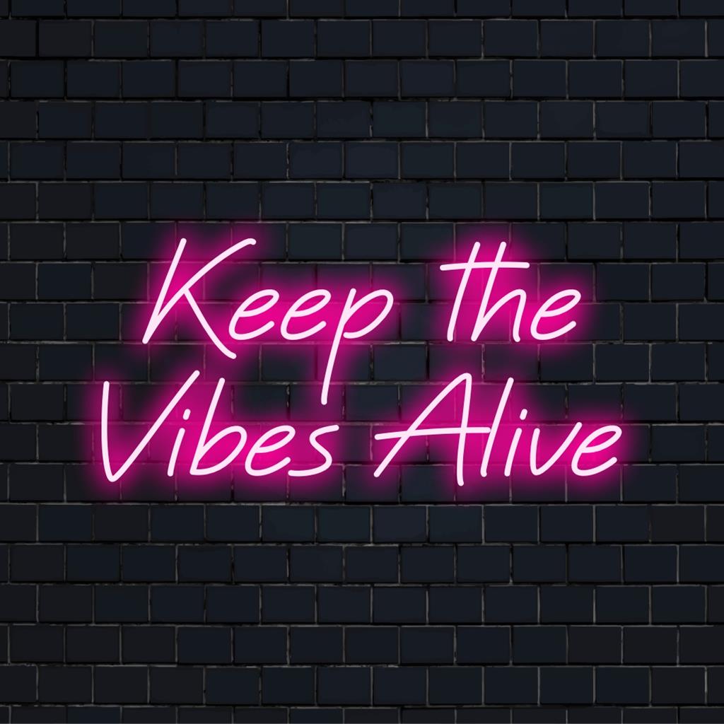 Živý, zakázkový LED neonový nápis s nápisem Keep The Vibes Alive pro živou, personalizovanou výzdobu domácnosti nebo firmy.