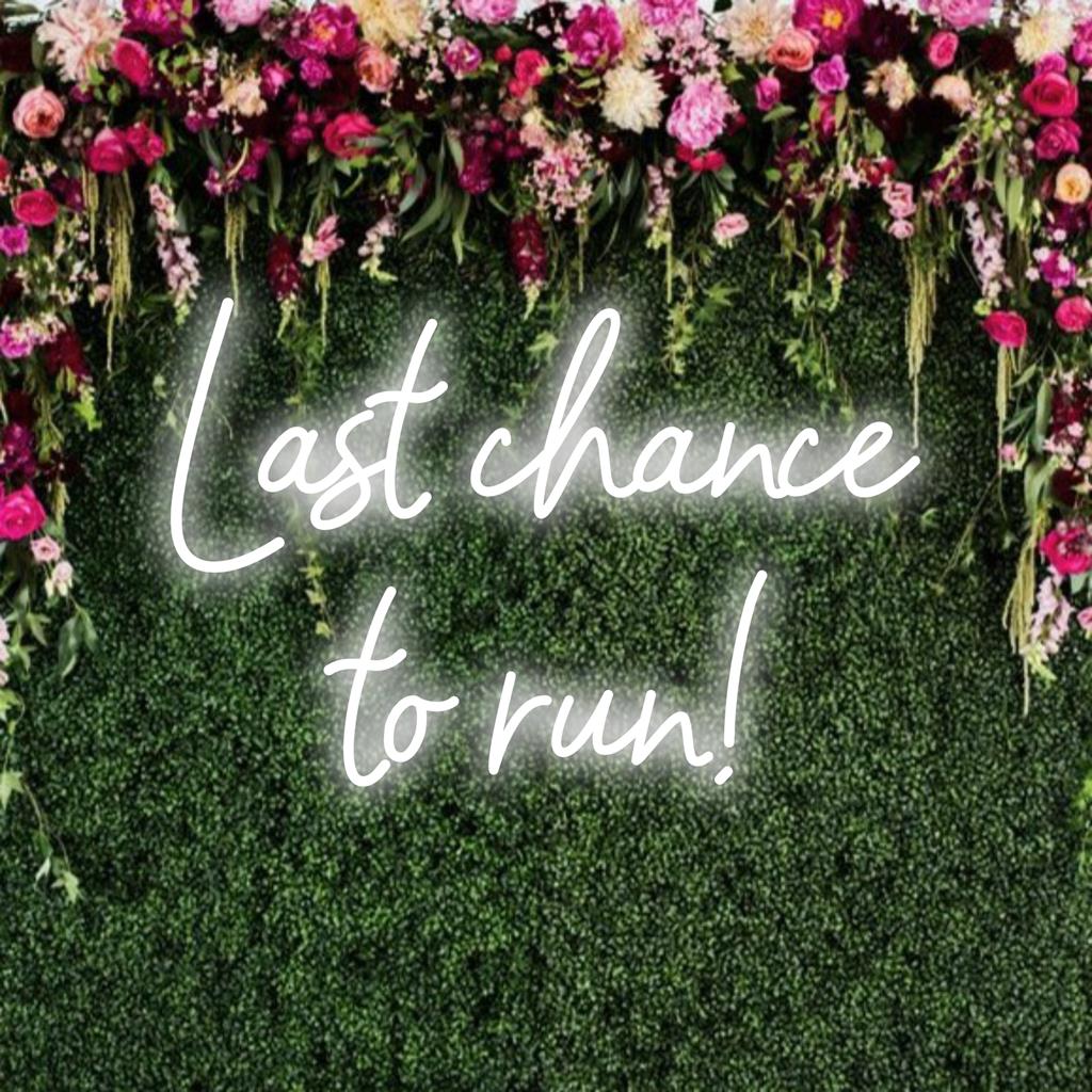 LED neonski znak izrađen po narudžbi koji prikazuje Last Chance To Run u živim bojama, savršen za privlačan zidni dekor.