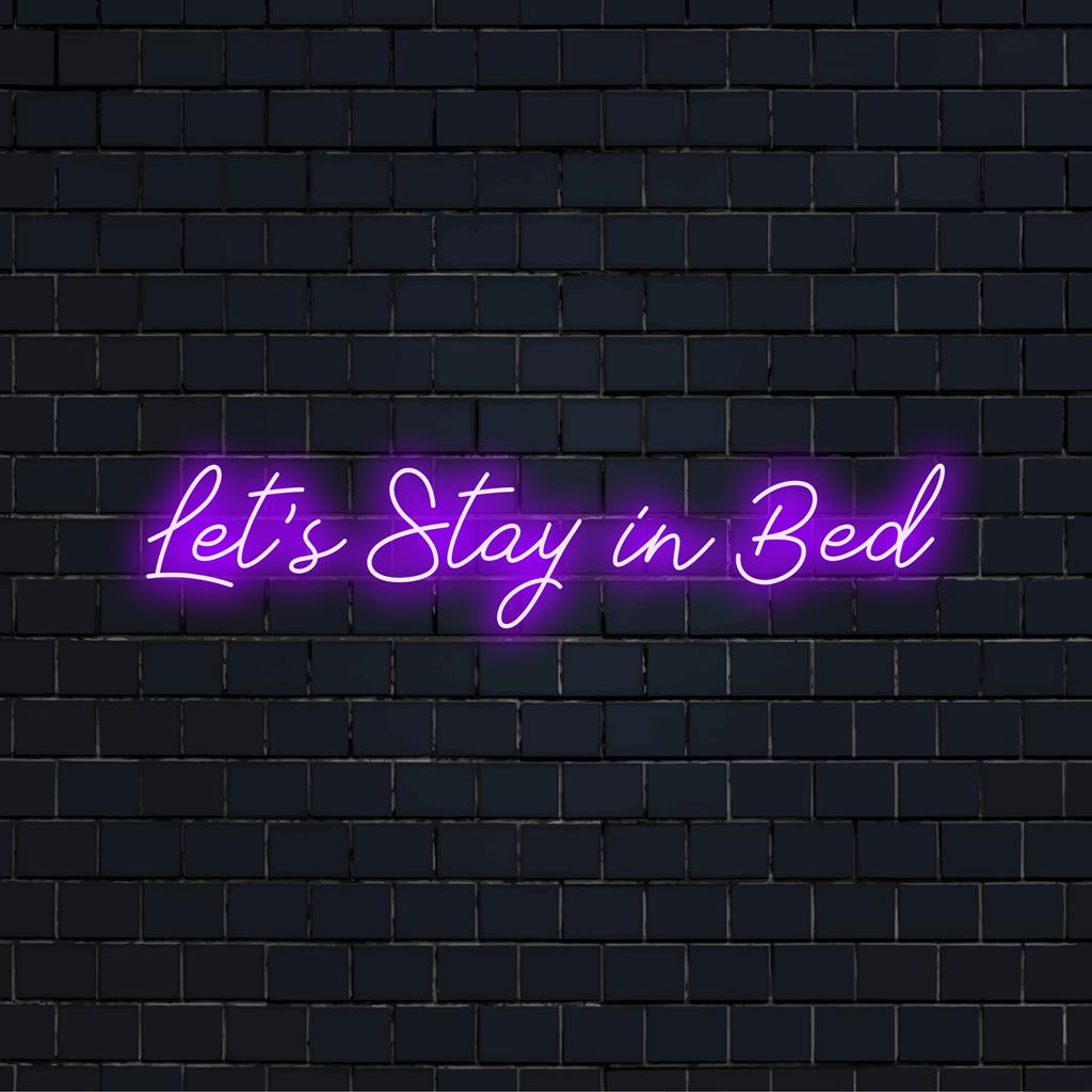Semn cu neon cu LED realizat manual, care scrie Let's Stay In Bed, perfect pentru decor interior confortabil. Piesă luminoasă vibrantă și primitoare.