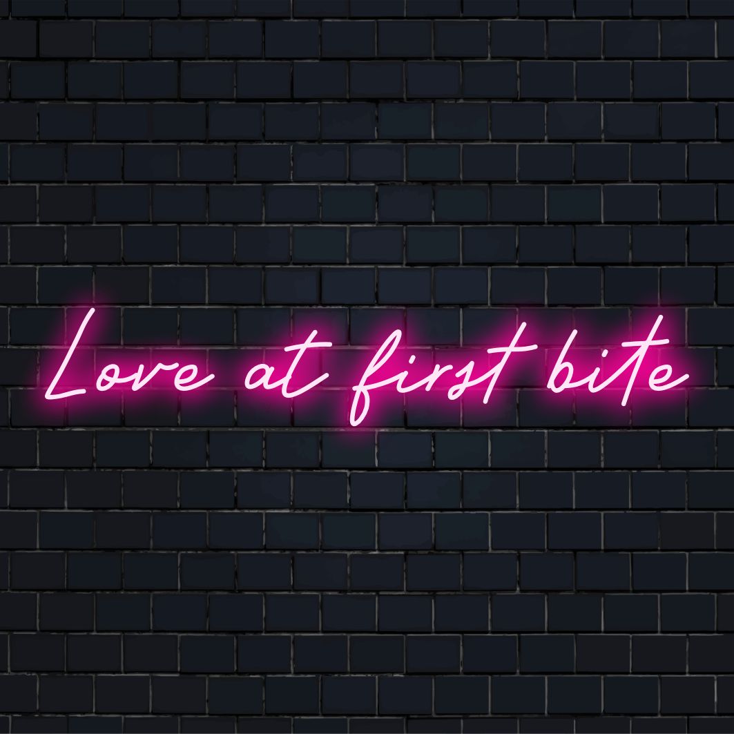 Insegna al neon a LED con la scritta Love At First Bite; perfetta per aggiungere un tocco giocoso e personalizzato a qualsiasi spazio.