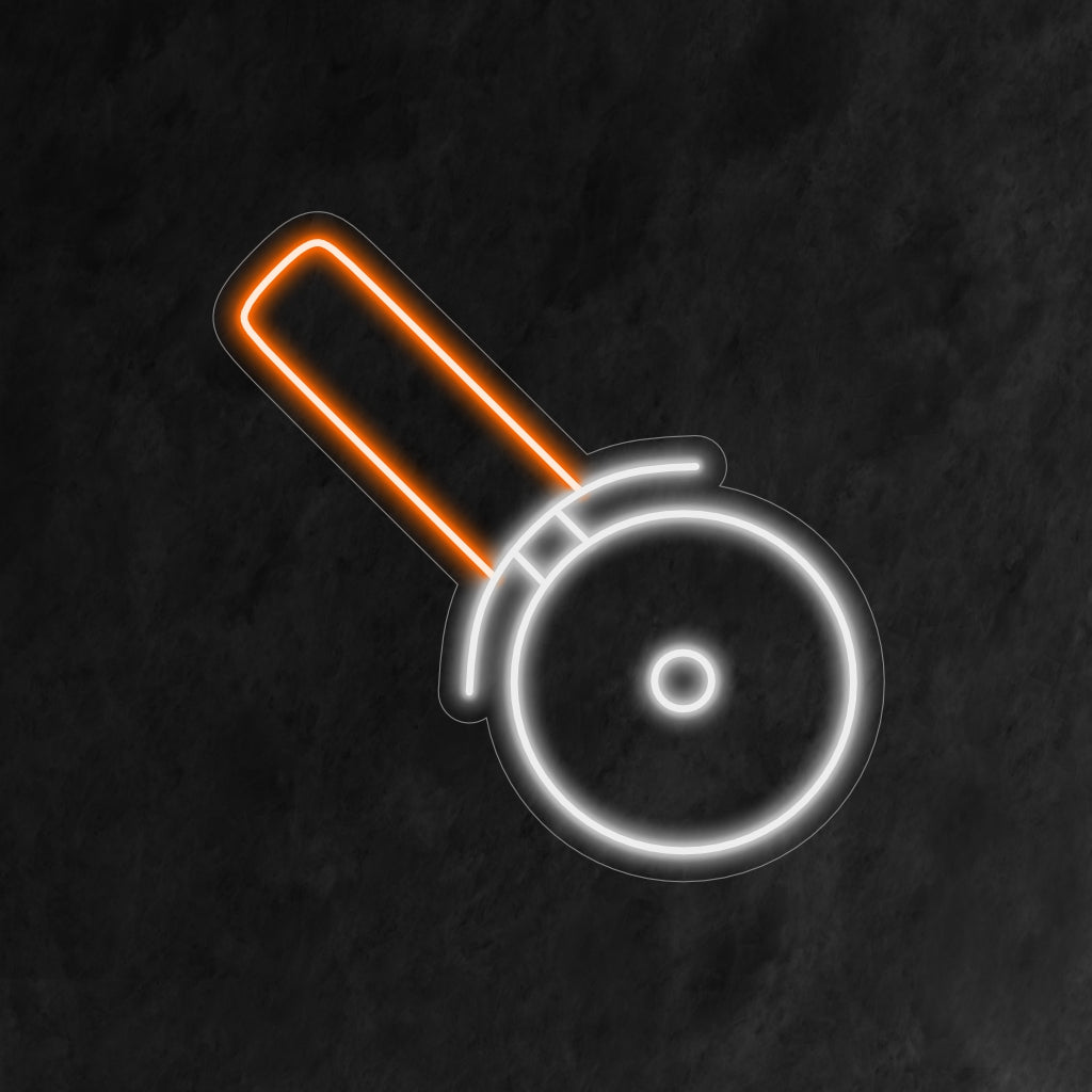 "Pizza Cutter Wheel Neon Sign" er en finurlig og kulinarisk tilføjelse, perfekt til rum, der værdsætter kunsten at lave pizza. Oplys med flair af en pizza-entusiast!