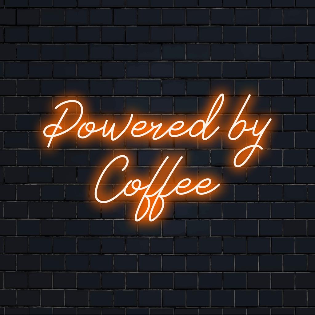 Insegna al neon a LED personalizzata con la scritta "Powered By Coffee", ideale per l'arredamento di bar o per gli amanti del caffè, aggiunge un tocco vivace a qualsiasi spazio.
