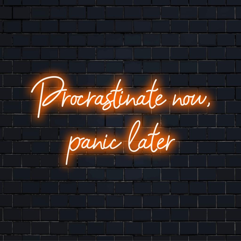 Vlastní LED neonový nápis s frází Procrastinate Now, Panic Later v zářivých barvách, ideální pro výrazné neonové dekorace.