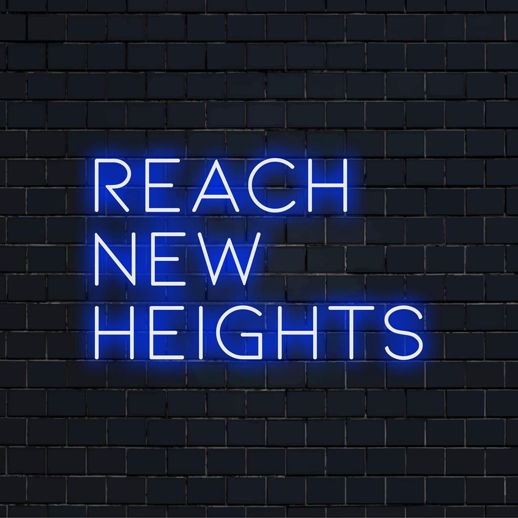 Vlastní LED neonový nápis Reach New Heights v zářivých barvách, ideální pro inspirativní a stylovou výzdobu.