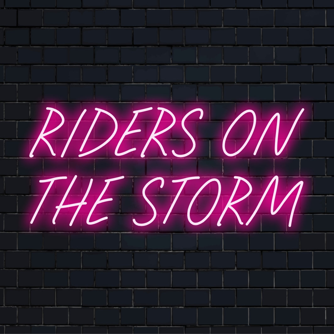 Insegna al neon a LED con il testo Riders on the Storm, che fonde stile e atmosfera, ideale come decorazione murale a LED personalizzata.