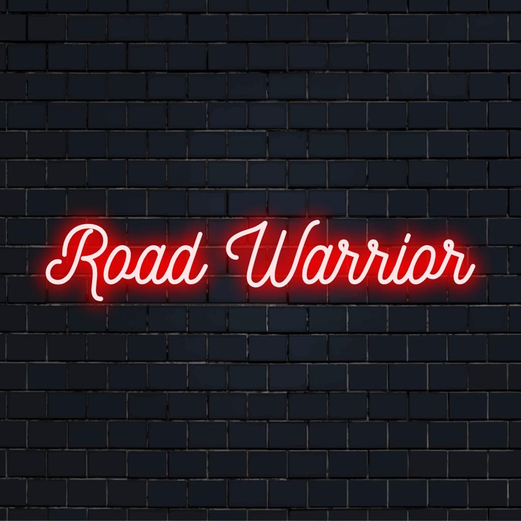 Insegna al neon a LED personalizzata con la scritta "Road Warrior" in caratteri audaci ed eleganti. Perfetta per una decorazione murale al neon unica.