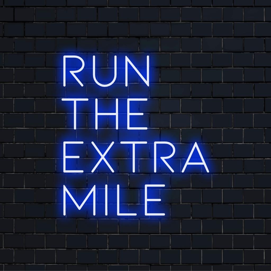 Ζωντανή φωτεινή επιγραφή LED με κείμενο Run The Extra Mile, ιδανικό για κινητήριο ντεκόρ και εξατομικευμένες πινακίδες νέον.