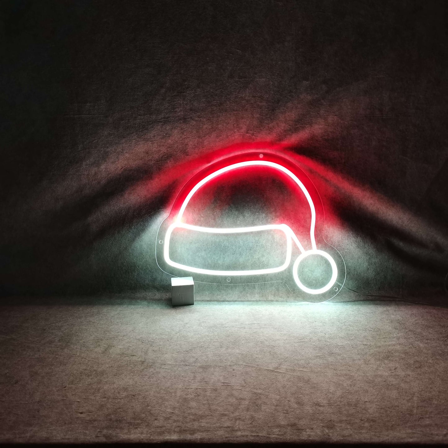 Neonski znak s kapom Djeda Božićnjaka - umjetnički neon