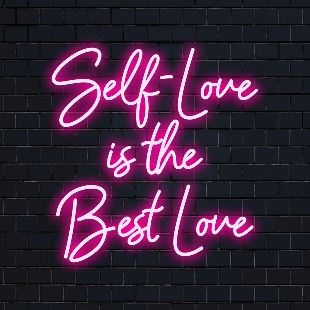 Insegna al neon a LED personalizzata con la scritta Self-Love Is The Best Love in un elegante carattere tipografico, perfetta per valorizzare qualsiasi spazio personale.